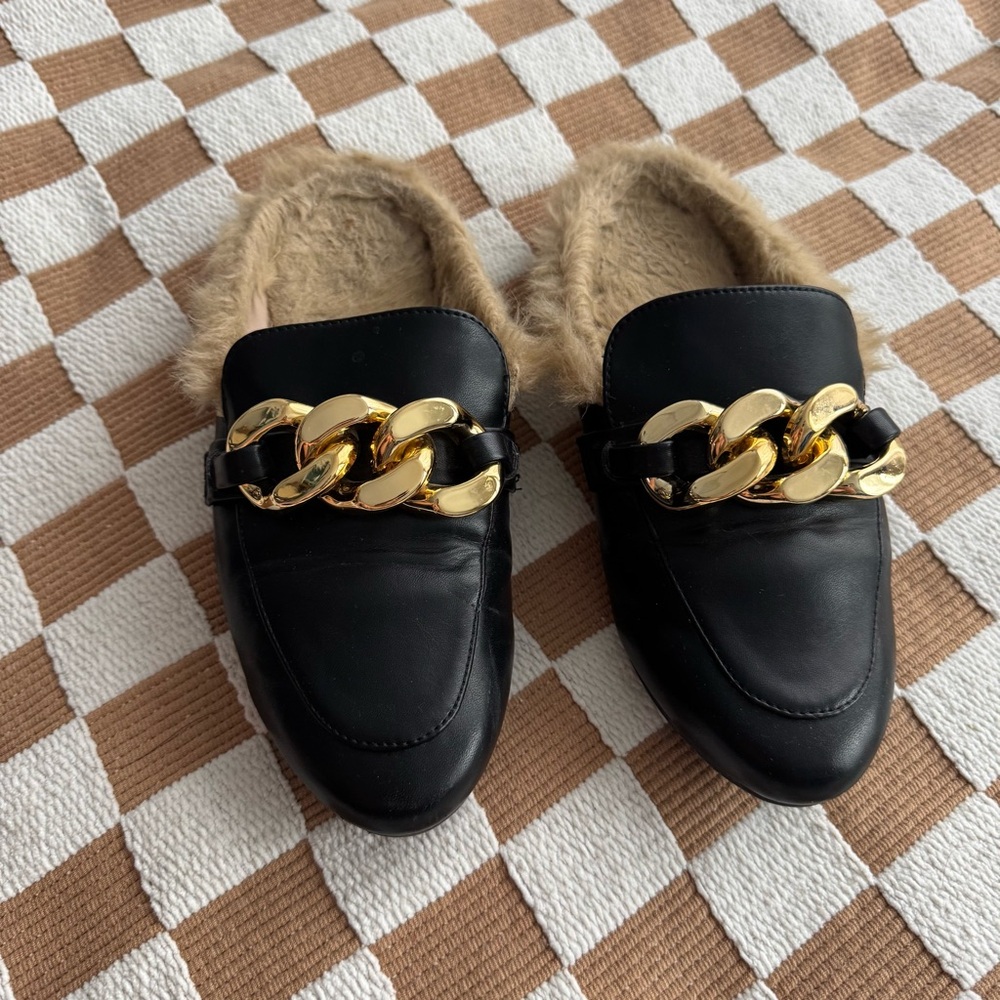 Dream Pairs Black Mules with tan fur and chunky Gold Chain size 7